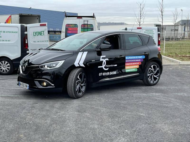 Professionnel du marquage de véhicule avec des adhésifs à Chassieu