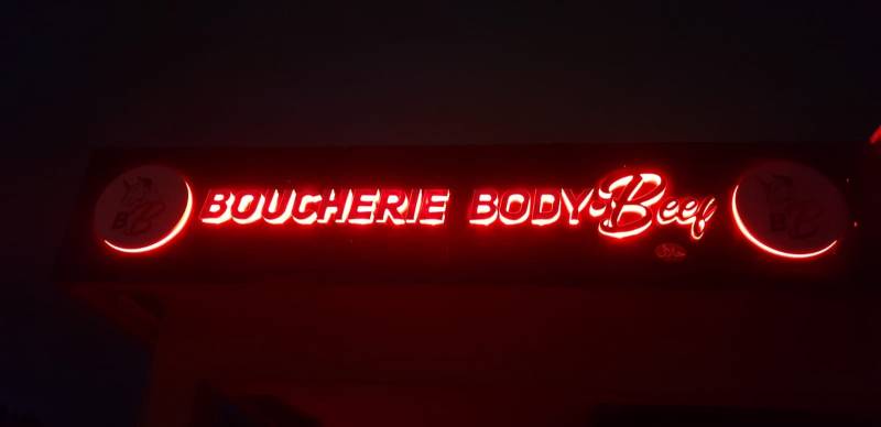 Enseigne lumineuse grande taille avec led rouge à Lyon près de Saint-Priest