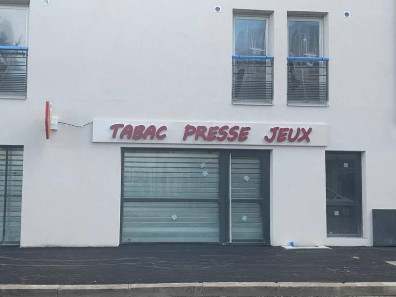 Fabrication et pose d’enseigne avec lettres PVC découpées 3D et rétroéclairées à Lyon près de Vénissieux