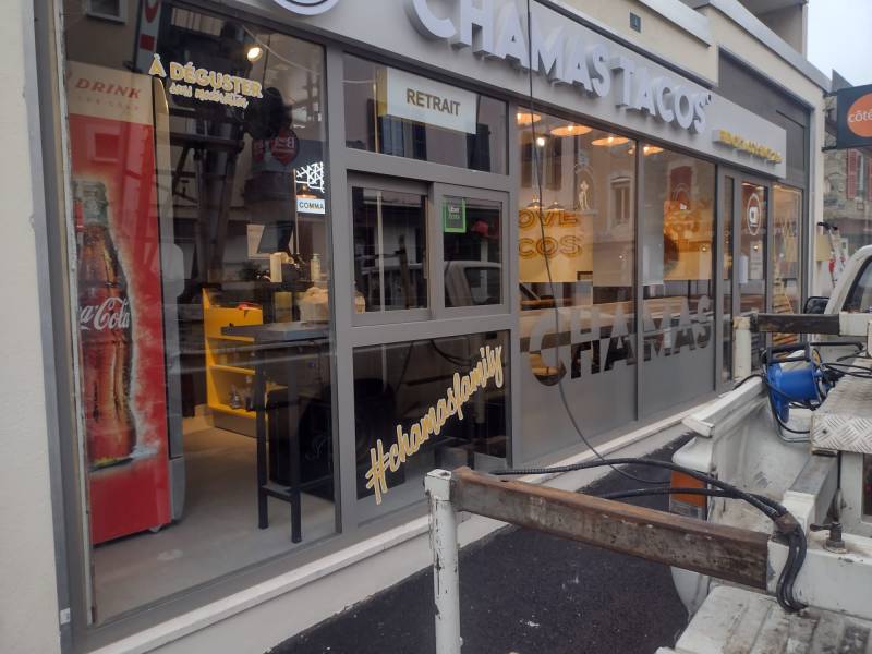 Pose d’enseigne avec lettres PVC découpées 3D et rétro éclairées à Décines