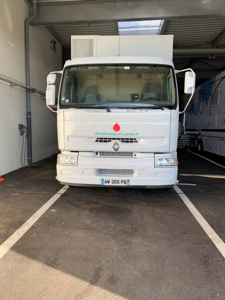 Pose d'adhésif pour camion de prise de sang à Lyon près de Villeurbanne