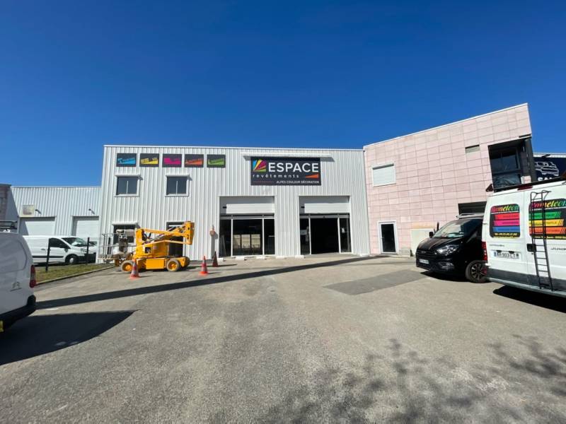 Fabrication et pose d’enseigne signalétique avec panneau aluminium et rampe lumineuse à Lyon près de Villeurbanne.