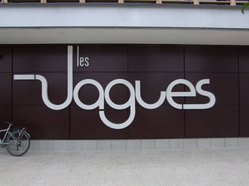 Fabrique d'enseignes sur mesure avec des caissons en plexyglas diffusant ou éclairage LED grande dimension à Lyon près de Lyon Confluence