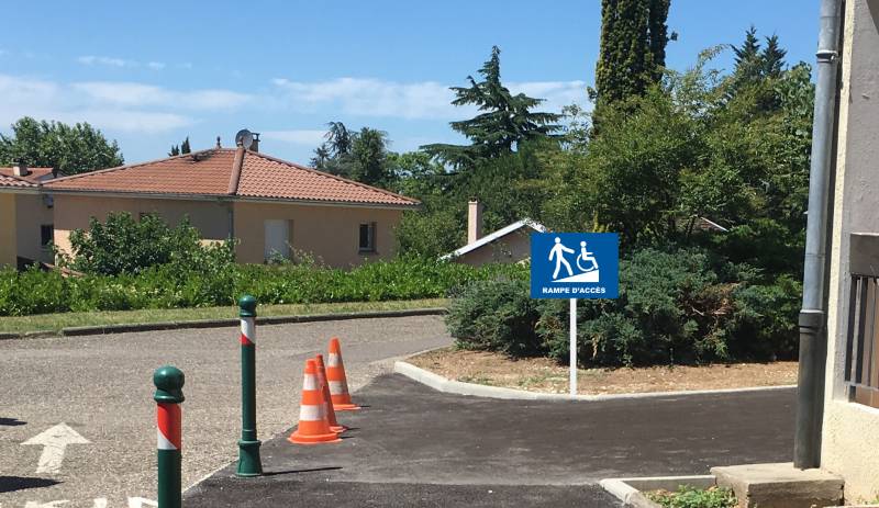 Fabrication et pose d'éléments de mise en conformité des ERP (établissements recevant du public) à Bron