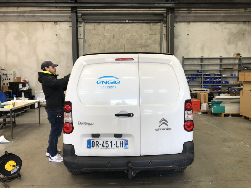 Poseurs professionnels pour panneaux Akylux à Villeurbanne