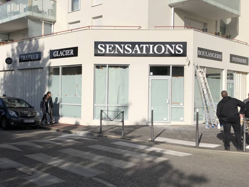 Réalisation d'enseigne publicitaire grand format en panneau aluminium ou dibon à Bron