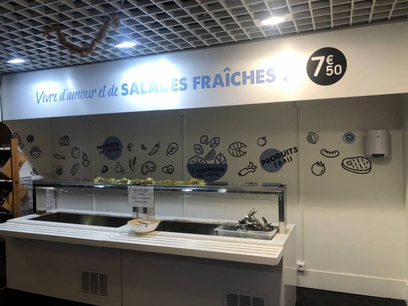 Pose d'adhésif publicitaire pour commerce à Lyon