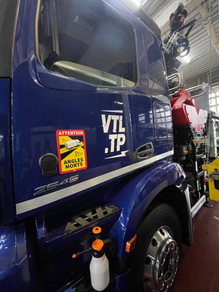 Impression de stickers angles morts pour véhicules lourds à Décines