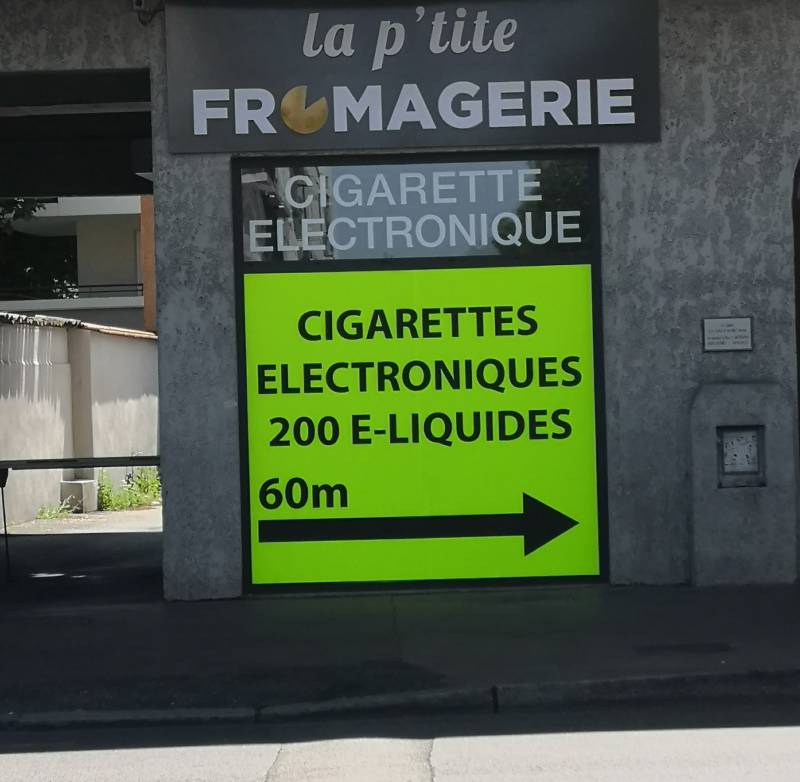 Fabrication et pose d'adhésif fluo pour vitrine à Meyzieu