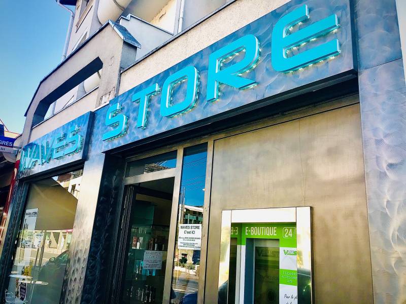 Professionnel de la fabrication d’enseignes lumineuses avec LED, lettres en relief épaisses sur Saint Priest