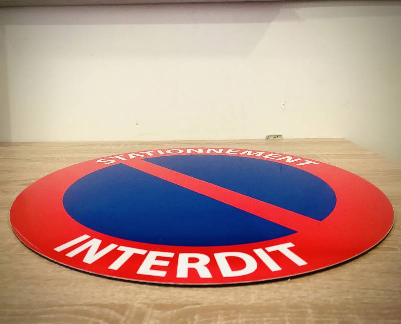 Plaque dibon alu 3mm stationnement interdit découpée a la forme ronde sur Venissieux