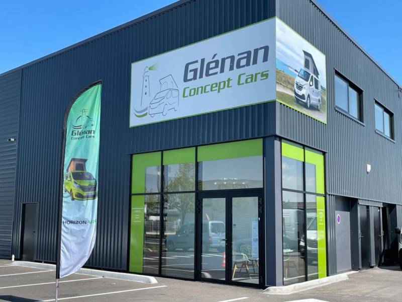 Fabrication et pose d’enseigne en aluminium en hauteur à Lyon près de Chassieu.