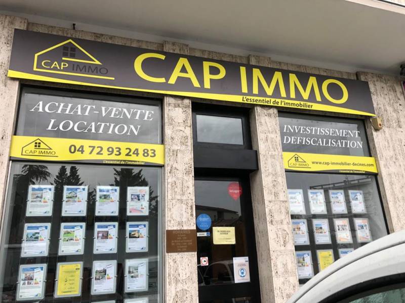 Fabrication et pose d’enseigne publicitaire en aluminium pour une agence immobilière à Lyon près de Villeurbanne