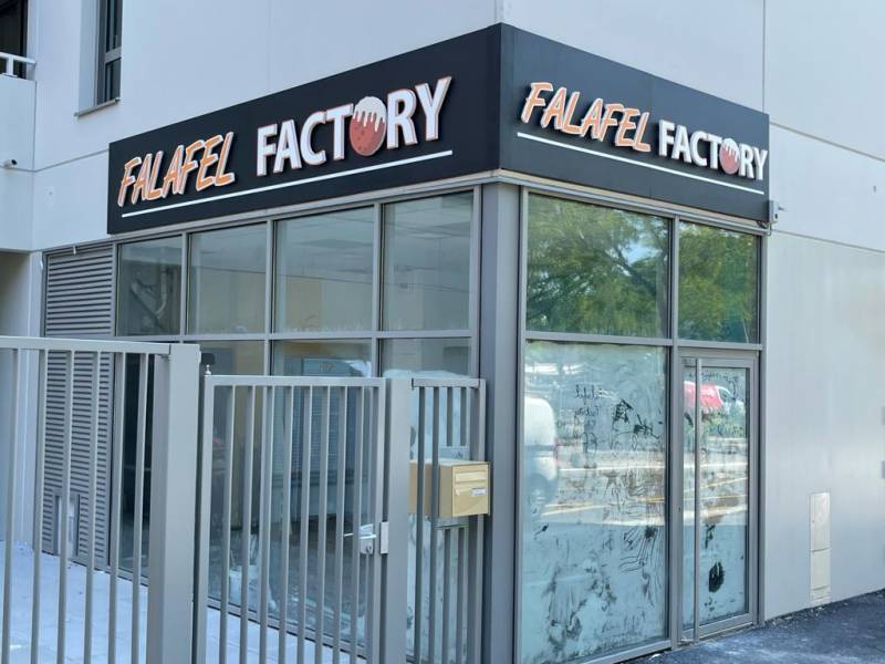 Fabrication et pose d’enseigne avec lettres PVC découpées 3D et rétroéclairées à Lyon prés de Chassieu.