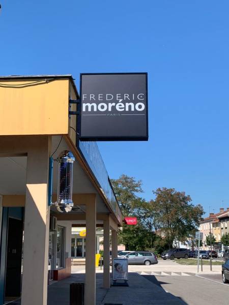 Fabrication et pose d’enseigne perpendiculaire ou drapeau sur mesure à Lyon près de Décines